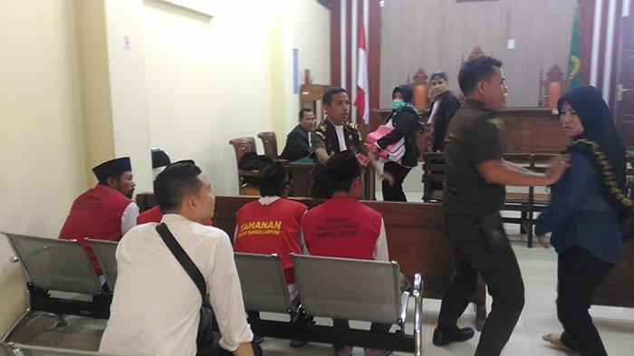 Sidang kasus bentrok mesuji sempat ricuh lagi, korban ancam bawa bom