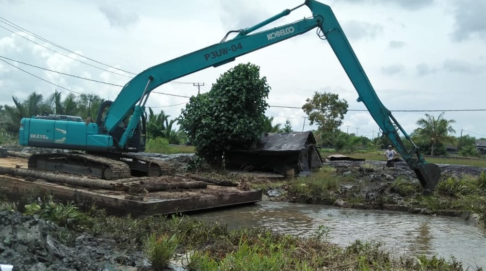 Excavator P3UW 04 sedang menyelesaikan kontrak program kerja 500 hm pekerjaan pendalaman kanal sub outlet di Sub Blok 14 Echo Bumi Dipasena Abadi