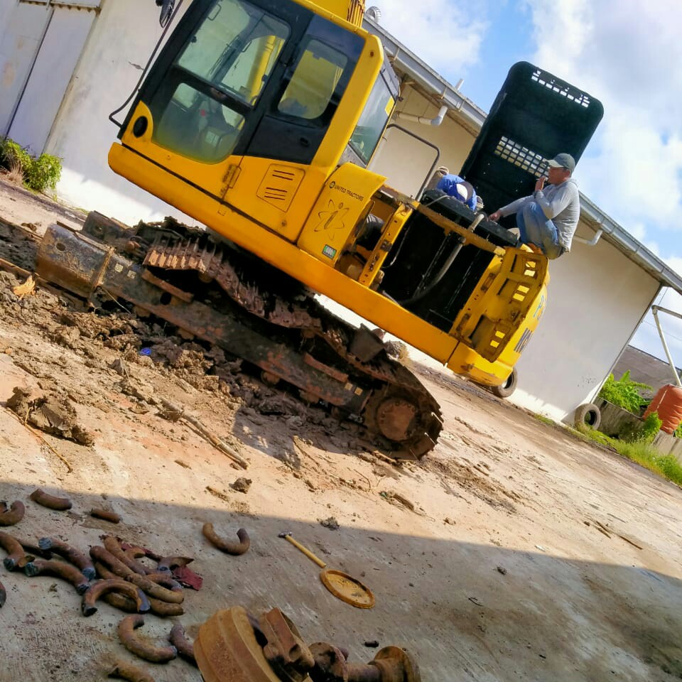 Setelah kurang lebih 1 bulan bekerja semenjak di ganti rod bucket, Excavator P3UW-L 02 kembali 'sakit'. Excavator ini mengalami kerusakan putusnya Roda Trek