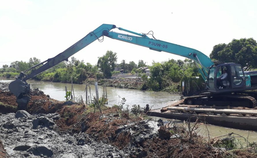 inilah cerita dan fakta tentang alat berat yaitu Excavator milik Perhimpunan Petambak Pembudidaya Udang Wilayah Lampung (P3UW Lampung)