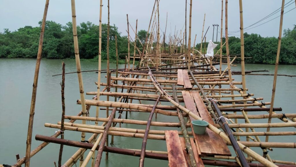 Rangkaian bambu sebagai alat bantu untuk proses pengerjaan proyek pembangunan jembatan di wilayah kampung Bumi Dipasena Utama kecamatan Rawajitu Timur kabupaten Tulang Bawang