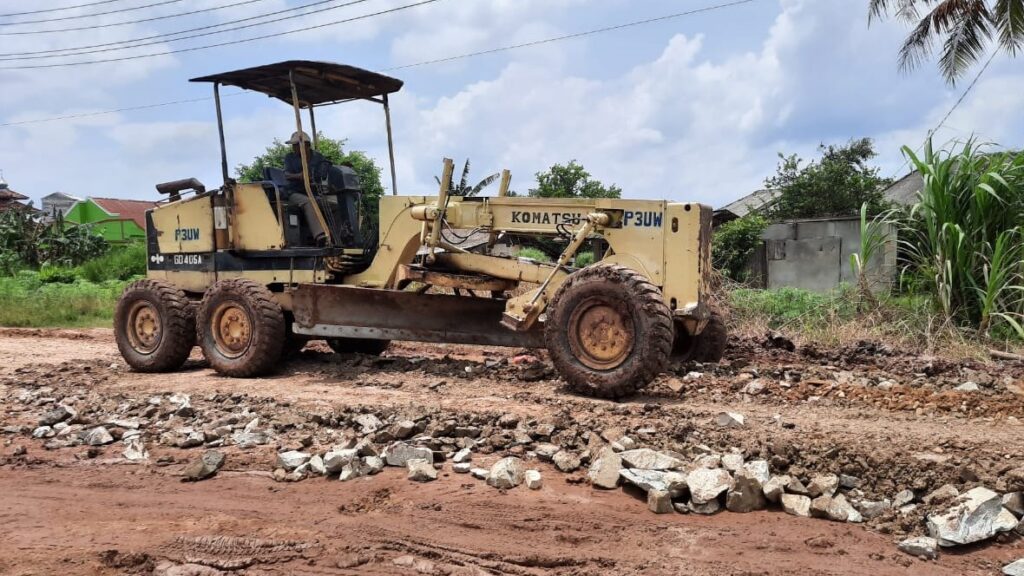 P3UW Lampung kembali lakukan perbaikan jalan poros Rawajitu, jalan yang menjadi akses menuju kawasan pertambakan udang Dipasena, Rawajitu Timur