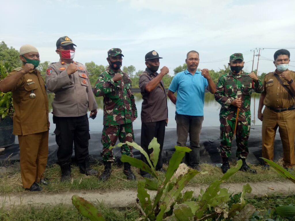 Kunjungan Komandan Kodim 0426 Tulang Bawang LetKol Kav Joko Sunarto ke wilayah Dipasena Rawajitu Timur, Tulang Bawang di sambut ketua P3UW Lampung Suratman
