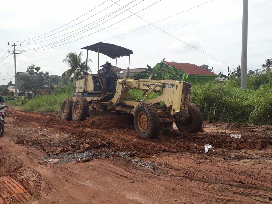 Akibat sering diguyur hujan, jalan poros Rawajitu Pidada mengalami rusak parah, P3UW Lampung turunkan greder untuk memperbaiki jalan tersebut