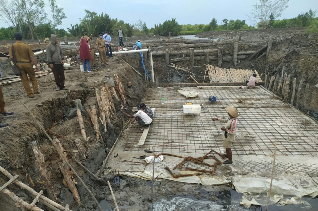 Progres pembangunan pintu air atau DAM 00 Bumi Sentosa, Rawajitu Timur sudah mencapai tahap pengecoran lantai dasar