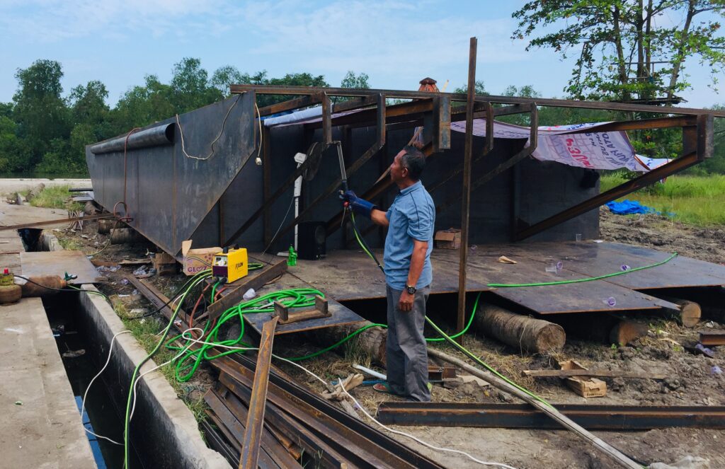 Pembuatan ponton sendiri P3UW Lampung yang dikerjakan oleh teknisi Workshop P3UW Lampung, estimasi biaya pembuatan ponton adalah 800