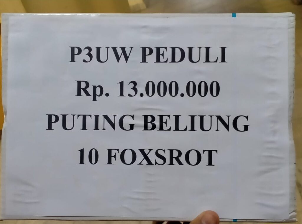 Penyerahan dana bantuan P3UW peduli kepada korban musibah angin puting beliung bumi Dipasena Makmur oleh ketua P3UW Lampung Suratman