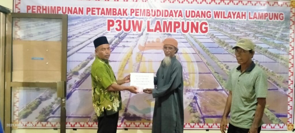 Penyerahan dana bantuan P3UW peduli kepada korban musibah angin puting beliung bumi Dipasena Makmur oleh ketua P3UW Lampung Suratman
