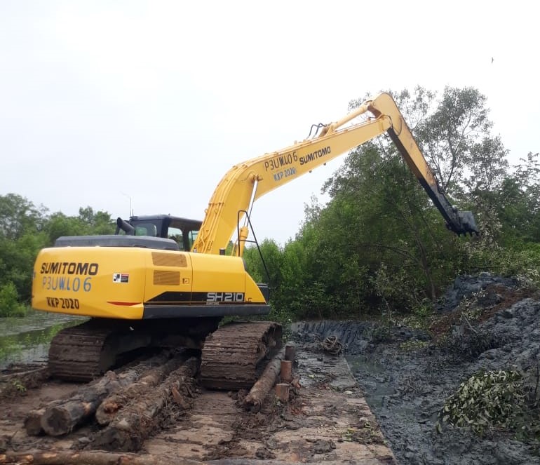 Pengerukan kanal Main Inlet Blok 01 menggunakan alat berat Excavator Sumitomo bantuan dari Kementrian Kelautan dan Perikanan