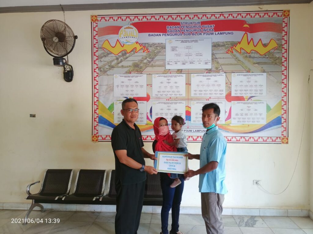 Penyerahan dana bantuan P3UW Peduli oleh Sekretaris P3UW Lampung Aprianto Harmaidi kepada Orang Tua Kheysha penderita kelainan jantung bawaan, di Sekretariat P3UW Lampung, Jumat 04/06/2021